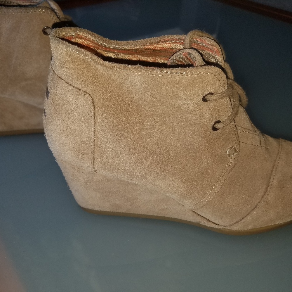 TOMS beige suede wedges 6.5 barely worn